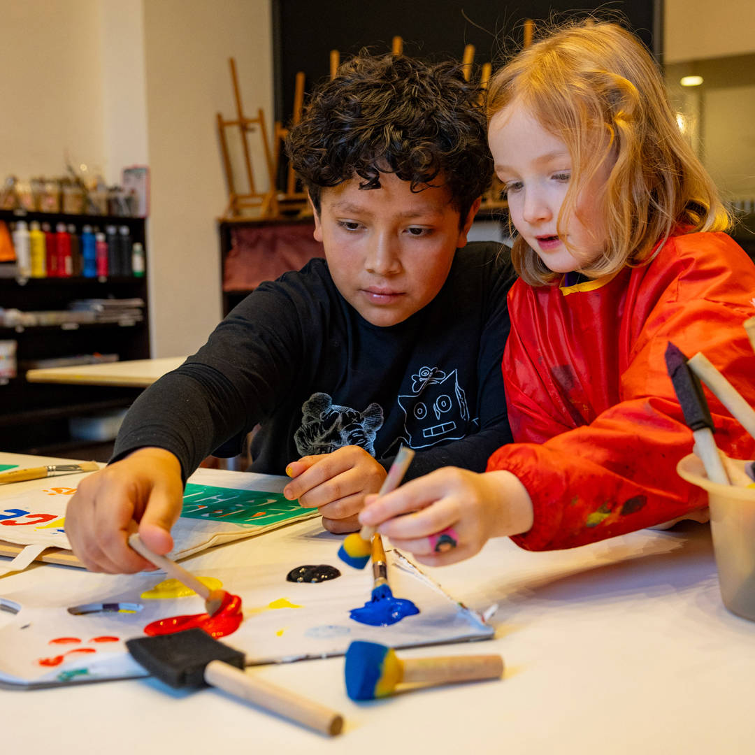 Kinderen knutselen in de Kunstwerkplaats in het Mauritshuis.
