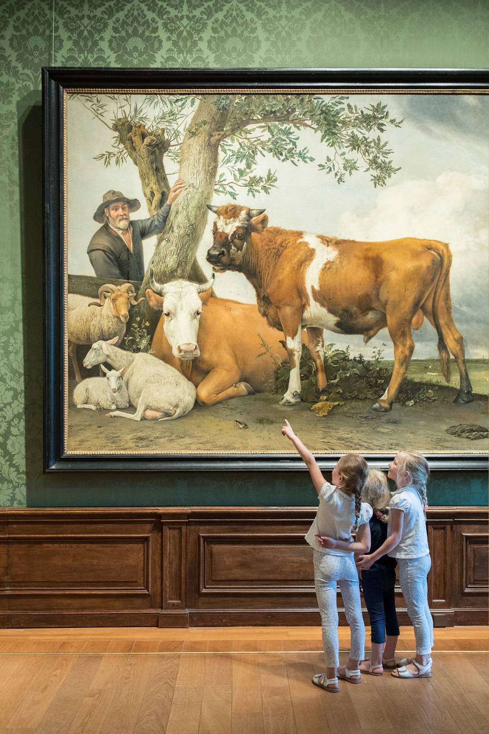 De Stier van Paulus Potter wordt bekeken door drie kinderen in het Mauritshuis in Den Haag.