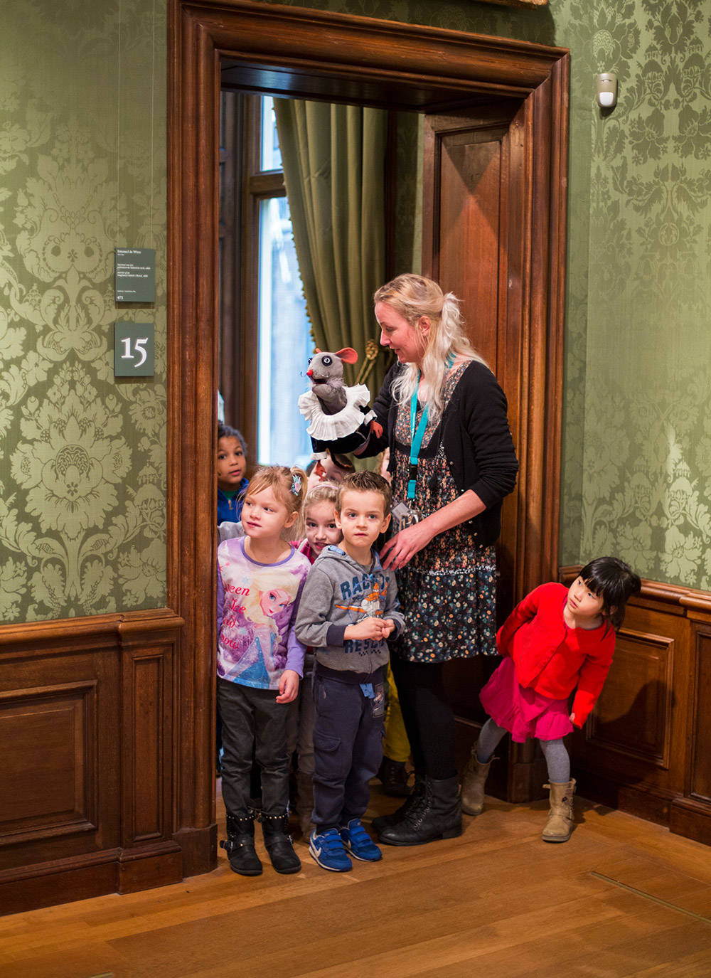 Een museumdocent ontdekt samen met Maurits Muis en een grote groep kinderen het museum.
