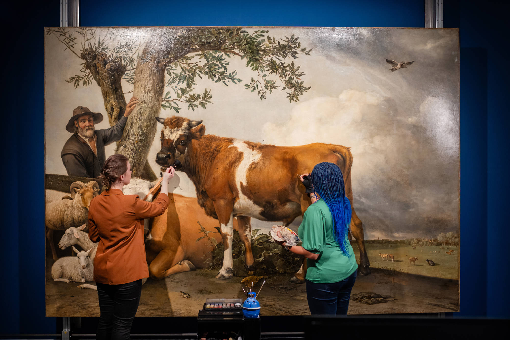 Potterkijkers Abbie en Jolijn werken aan het schilderij De Stier van Paulus Potter.