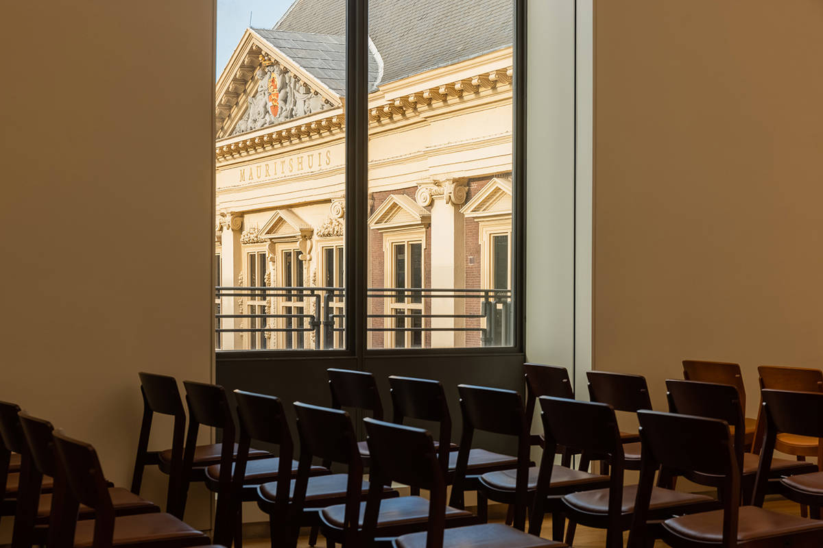 Nassauzaal met stoelen en uitzicht op het museum
